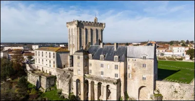 Quelle lettre faut-il changer au nom de cette petite ville de Charente-Maritime pour obtenir une ville de l'agglomération de Pau ?