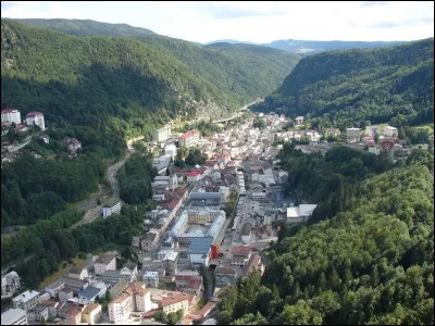Quelle lettre faut-il changer au nom de cette ville du Jura pour obtenir une ville de Seine-et-Marne traversée par le Loing ?