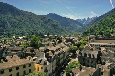 Quelle lettre faut-il enlever au nom de cette ville touristique des Pyrénées pour obtenir une ville de Vendée connue pour sa cathédrale ?