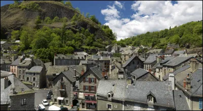 Quelle lettre faut-il changer au nom de cette petite ville du Cantal pour obtenir une ville de Haute-Garonne, située au sud de Toulouse ?