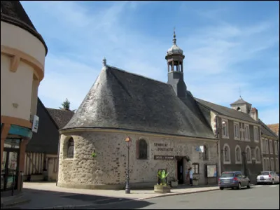 Quelle lettre faut-il changer au nom d'une ville de la proche banlieue de Lyon pour obtenir cette petite ville d'Eure-et-Loir, peuplée de 3 300 habitants ?