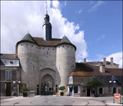 Quelle lettre faut-il changer au nom du chef-lieu de la Seine-et-Marne pour obtenir cette petite ville du Cher ?