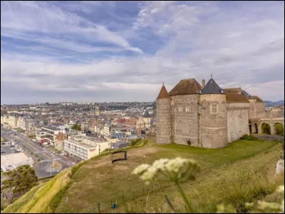 Quelle lettre faut-il changer au nom de cette ville côtière de Seine-Maritime pour obtenir une petite ville du Nord, de 7 500 habitants, proche d'Armentières ?