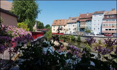 Quelle lettre faut-il changer au nom de cette ville de Haute-Saône pour obtenir une ville du Pas-de-Calais, située dans l'agglomération de Lens ?
