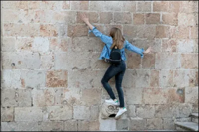 Dans quelle ville croate, les touristes s'amusent-ils à rester en équilibre le plus longtemps possible sur cette marche en pierre le long d'un monastère fransiscain ?