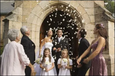 Quel est le nom de la marche utilisée pour accompagner l'entrée ou la sortie de l'église lors des mariages en Occident ?