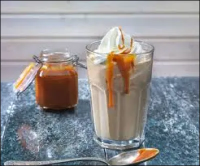 Qu'ajoute-t-on au café et au lait chaud pour obtenir un 'café latte caramel' ?
