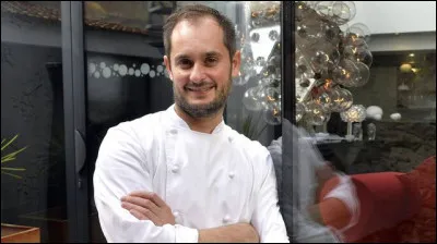 Sur quelle île le chef cuisinier Alexandre Couillon a-t-il installé son restaurant deux étoiles ?