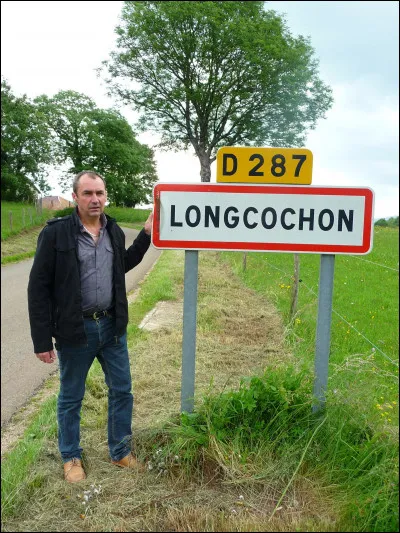 Dans quel département se situe le village de Longcochon ?