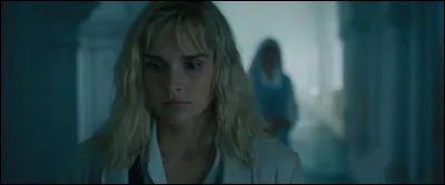 Nous voyons ici l'actrice Camille Lou. Dans quelle mini-série apparaît-elle comme sur la photo ?