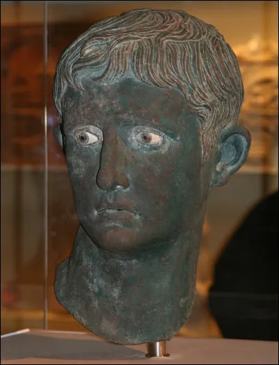 Avec qui fait-il partie du triumvirat ?