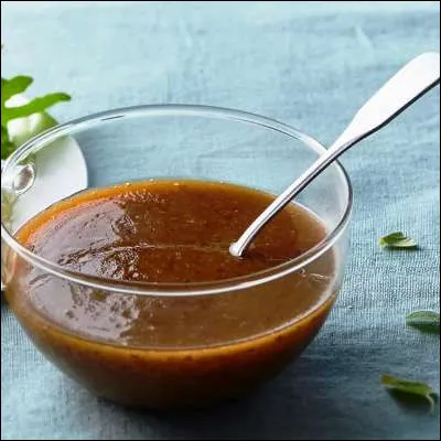 Quelle entr&eacute;e classique de la gastronomie fran&ccedil;aise allie un l&eacute;gume et une sauce riche en huile ?