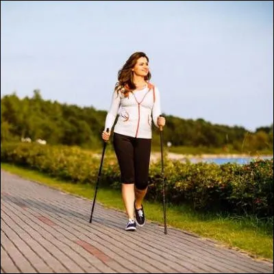 Quel type de marche consiste en une marche acc&eacute;l&eacute;r&eacute;e avec des b&acirc;tons de marche ?