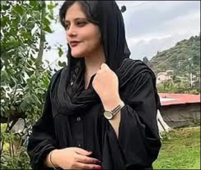16 septembre : 
En Iran, après le décès de Masha Amini, arrêtée le 13 par la police des murs pour ''port de vêtements inappropriés'' suite à des brutalisations qui la mirent dans le coma pendant 3 jours, des manifestations éclatent dans tous le pays faisant état de 30 morts. Quelle version donneront les autorités concernant son décès ?