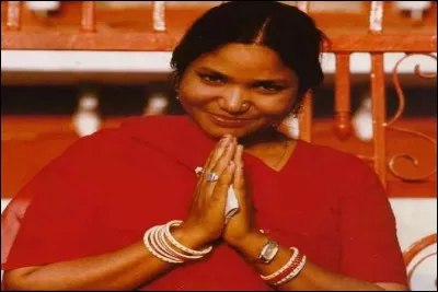 Elle menace de mort le fils du chef de son père et se retrouve à la merci de 12 policiers, que lui font-ils subir ?