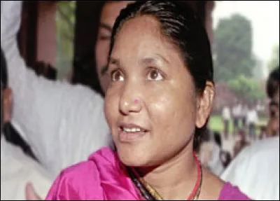 Les dacoïts la font marcher pendant une nuit entière. Phoolan se rend alors compte que les dacoïts sont les héros des pauvres, à qui ils donnent de l'argent et de la nourriture. Phoolan se marie avec Vikram, un membre des dacoïts et lui raconte tout, que se passe-t-il ensuite ?