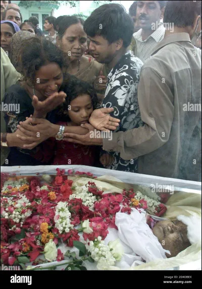 Mais un gang ennemi attaque les dacoïts et les tue tous, sauf Phulan. Pour lui rappeler où est sa place, que lui fait le gang ?