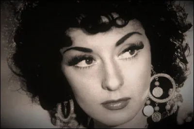 Quel est le prénom de l'actrice ''Romance'' ?