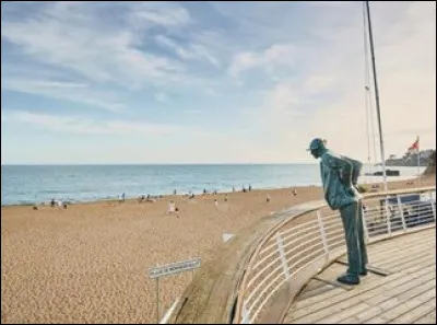 Quelle ville de Loire-Atlantique a rendu hommage à Tati en nommant sa plage "Plage de Monsieur Hulot" en 1999 ?