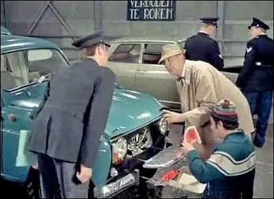 Dans "Trafic", monsieur Hulot fait la démonstration d'une Renault 4 aménagée en camping-car. Quel équipement d'avant-garde est-il en train de présenter ?