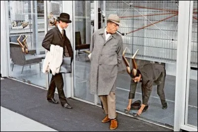 De quel film est extraite cette photo d'un comique de situation avec ce portier aux grandes oreilles ?