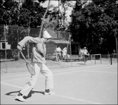 Jacques Tati est assez sportif. Quel sport pratique-t-il en particulier dans le film ''Jour de fête'' ?