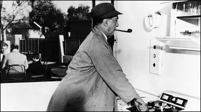 Dans ce film, Tati critique la société moderne, mais quoi d'autre en particulier ?