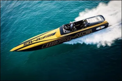 Comment appelle-t-on une puissante et effilée embarcation à moteur ?