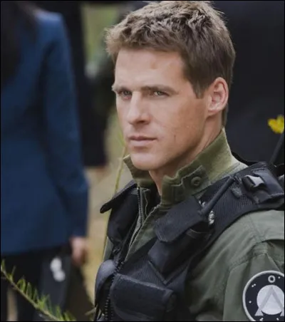 Qui joue Cameron Mitchell ?