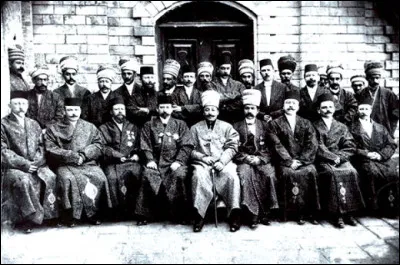 Pour ménager chèvre et chou, la Perse octroie l'administration des douanes, postes, etc. à un 3e larron, réputé pour ses capacités en organisation et gestion financière. Lequel ?