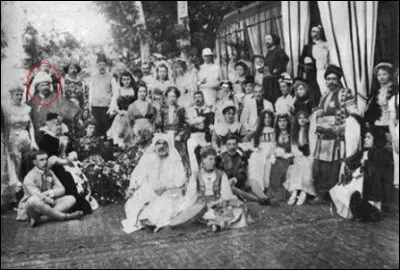 Sur le terrain, les ''fonctionnaires'' belges sont reçus diversement par les Iraniens et plutôt bien vus par les militaires russes... Mais Joseph Naus, chef de la délégation, provoquera le scandale. Pourquoi ?