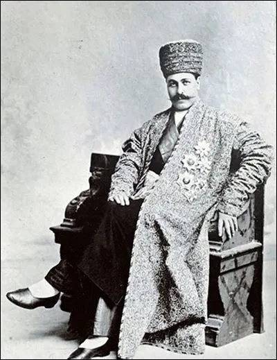 Celle-ci se réunit en octobre 1907, rédigeant une loi fondamentale instaurant... [Complétez !]