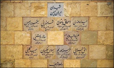 Oppositions, tentatives de putschs, assassinats, pressions... En 1909, les "Majles" (l'Assemblée) se constituent : 115 députés, dont 4 des minorités (zoroastriens, Arméniens, chrétiens assyriens et ...[qui donc ?])