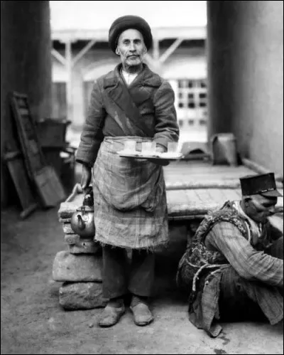 Quant aux Russes, ils augmentent leur présence militaire, particulièrement [...dans quels lieux ou région(s)] et ... [Complétez !]