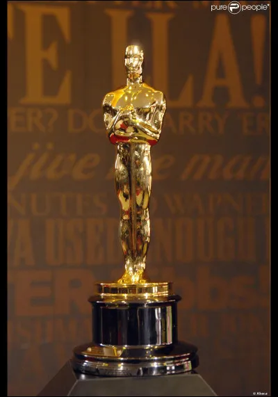 Pour quelle raison la statuette des Oscars tient-elle une épée entre ses mains ?