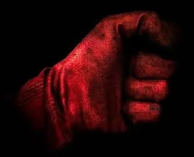 Qu'est-ce qui est dans un gant de velours quand on fait preuve de fermeté sous une douce apparence ?