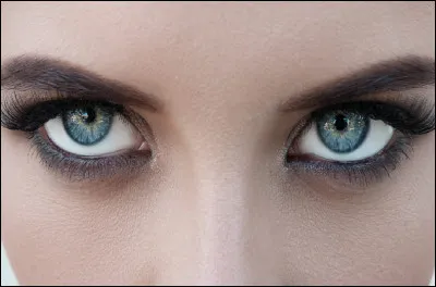 Qu'est-ce qui n'est PAS synonyme de l'expression ''faire des yeux de velours''