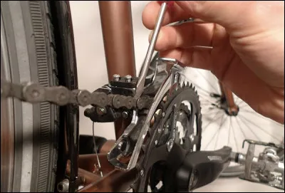 Il permet en changeant de plateau ou de pignon