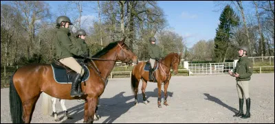 Devez-vous toujours attendre l'accord du moniteur pour vous mettre en selle ?