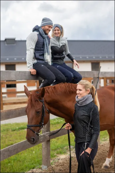 Vous devez toujours tenir votre cravache de la main gauche.
