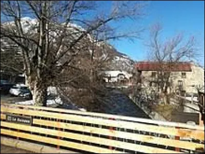 Nos partons à présent en région P.A.C.A., à La Salle-les-Alpes. Commune de la banlieue Briançonnaise, dont le domaine skiable fait partie de la station de Serre-Chevalier, elle se situe dans le département ...