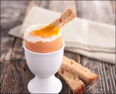Quel est le temps de cuisson pour un oeuf à la coque dans l'eau bouillante ?