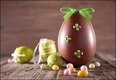 À loccasion de quelle fête offre-t-on traditionnellement des oeufs en chocolat en France ?