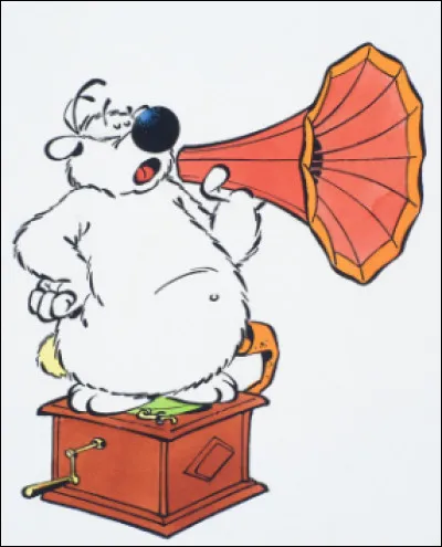 Qui est ce chien blanc à la truffe noire avec un sérieux embonpoint ?