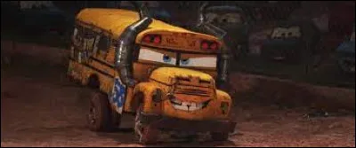 Dans ''Cars 3'', comment s'appelle le bus scolaire qui apparaît durant le derby de démolition ?