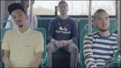 Dans la chanson ''Dommage'' de Bigflo et Oli, qui prend son bus tous les matins ?