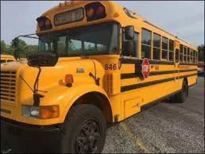 Depuis quand le jaune-orange est-il la couleur officielle des célèbres bus américains ?