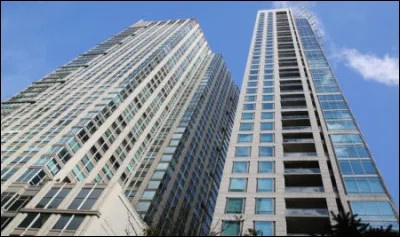 Tu reçois un texto comme quoi tu es invité/e au restaurant, mais tu as oublié ton téléphone et le réalises seulement une fois en route. Comment réagis tu ?