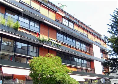 Tu rentres chez toi après ta journée très fatigante, que fais-tu ?