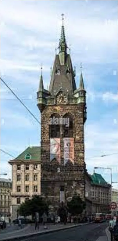 Géographie : 
Dans quel pays d'Europe centrale, peut-on admirer la tour Henri, construite entre 1472 et 1475 ?